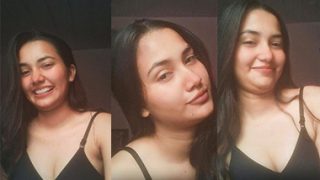Sexy Indian Girl Showing & Fucking Nude Viral
